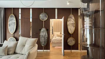 Apartamento superior, 2 quartos | Área de estar | TV de tela plana