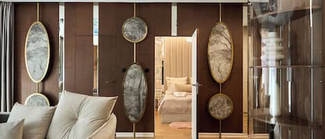 Superior appartement, 2 slaapkamers | Woonruimte | Een flatscreentelevisie