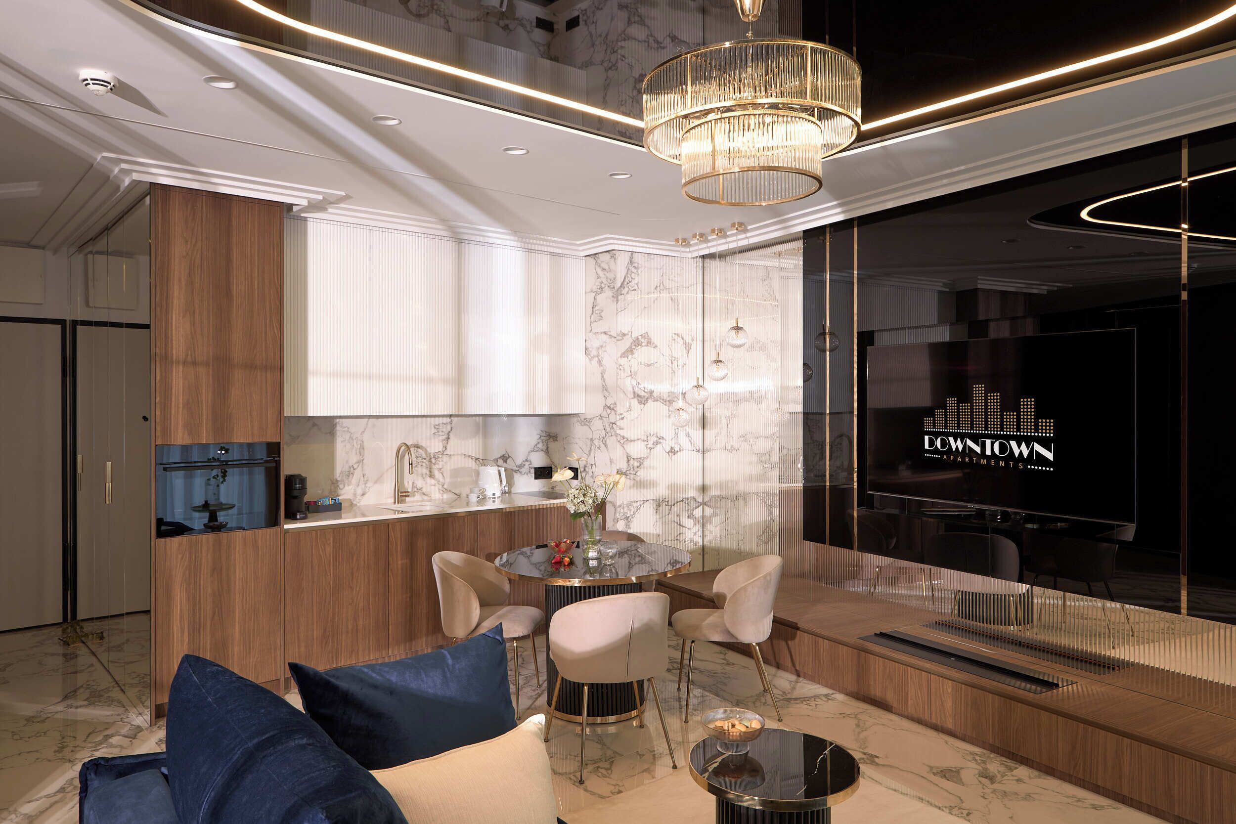 Apartamento superior, 1 quarto, suíte | Área de estar | TV de tela plana