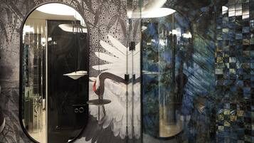 Apartamento superior, 2 quartos | Banheiro | Produtos de toalete grátis, secador de cabelo, toalhas de banho