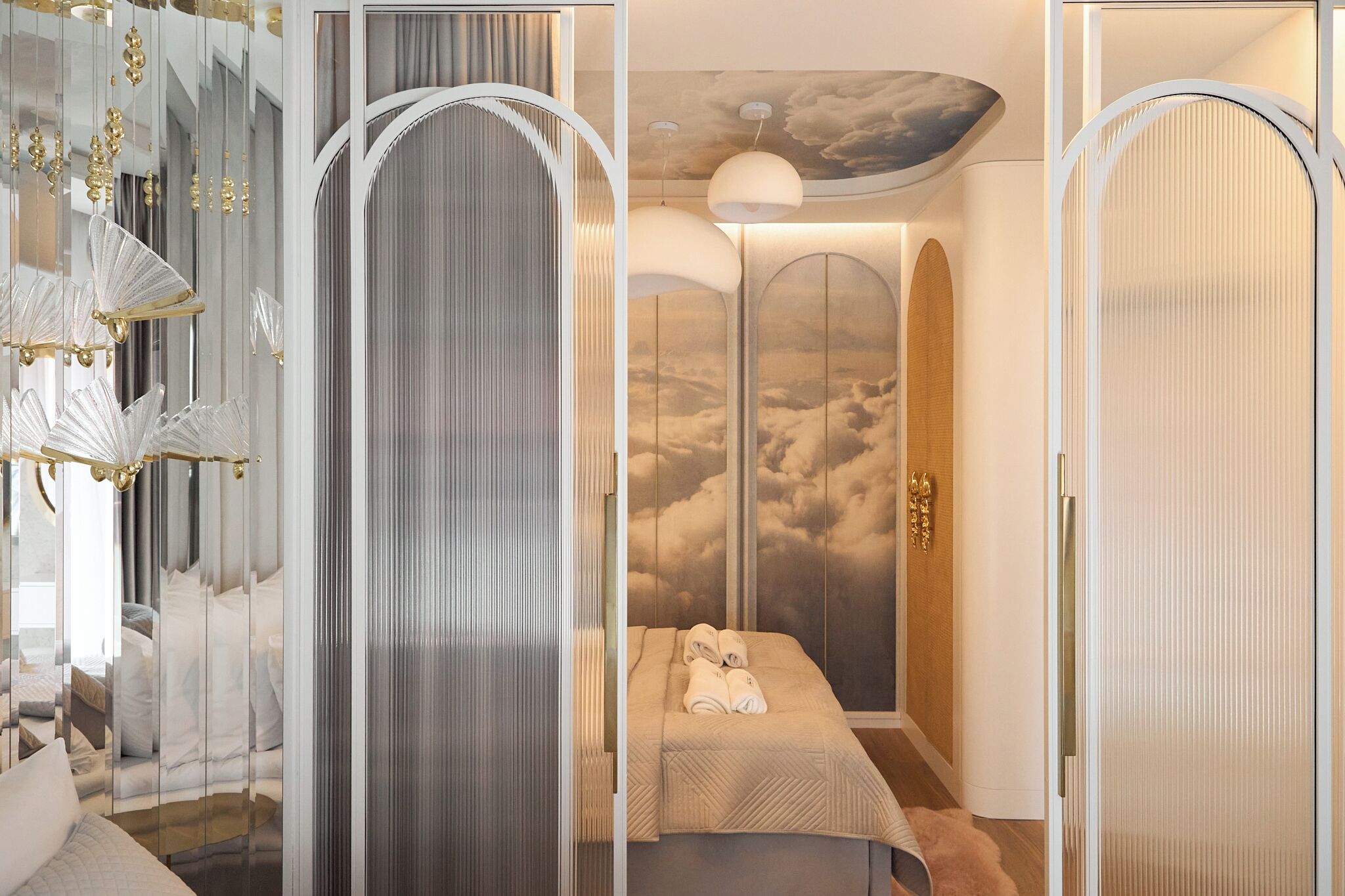 Un dormitorio con cama, mesita de noche y armario.