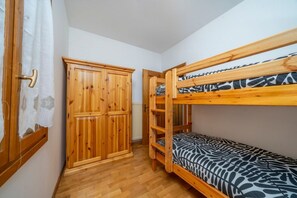 3 bedrooms, iron/ironing board