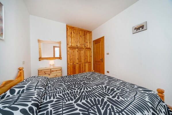 3 bedrooms, iron/ironing board