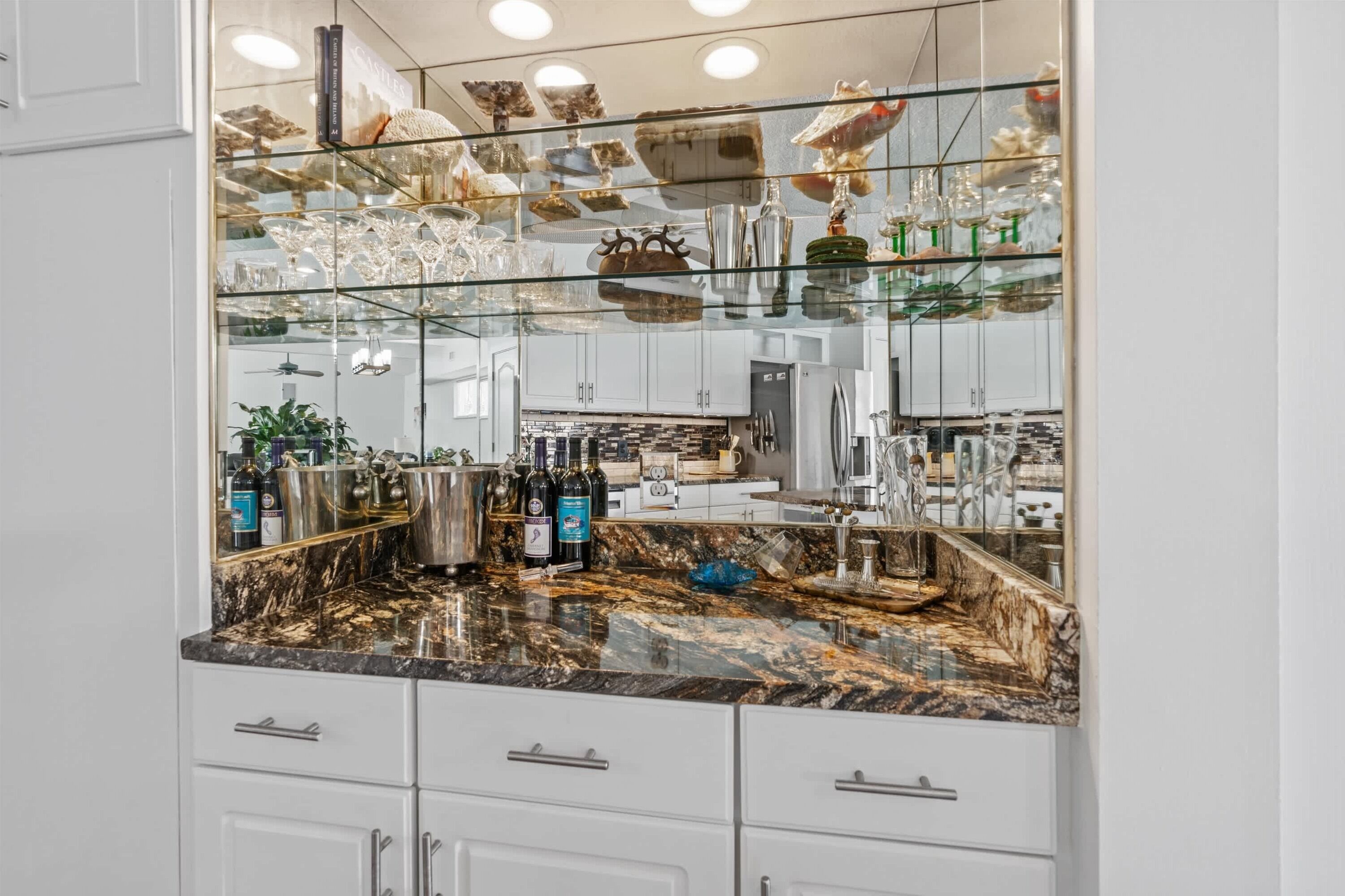 ثلاجة، ميكروويف، موقد طهي مسطح، غسالة أطباق