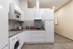 Kylskåp, mikrovågsugn, kaffe- och tebryggare och vattenkokare