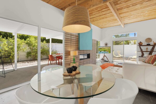 Fernseher, Kamin, Arbeitsbereiche