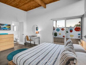 3 bedrooms, desk, WiFi, bed sheets