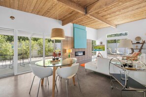 TV, caminetto, studio