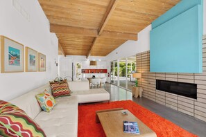 Fernseher, Kamin, Arbeitsbereiche