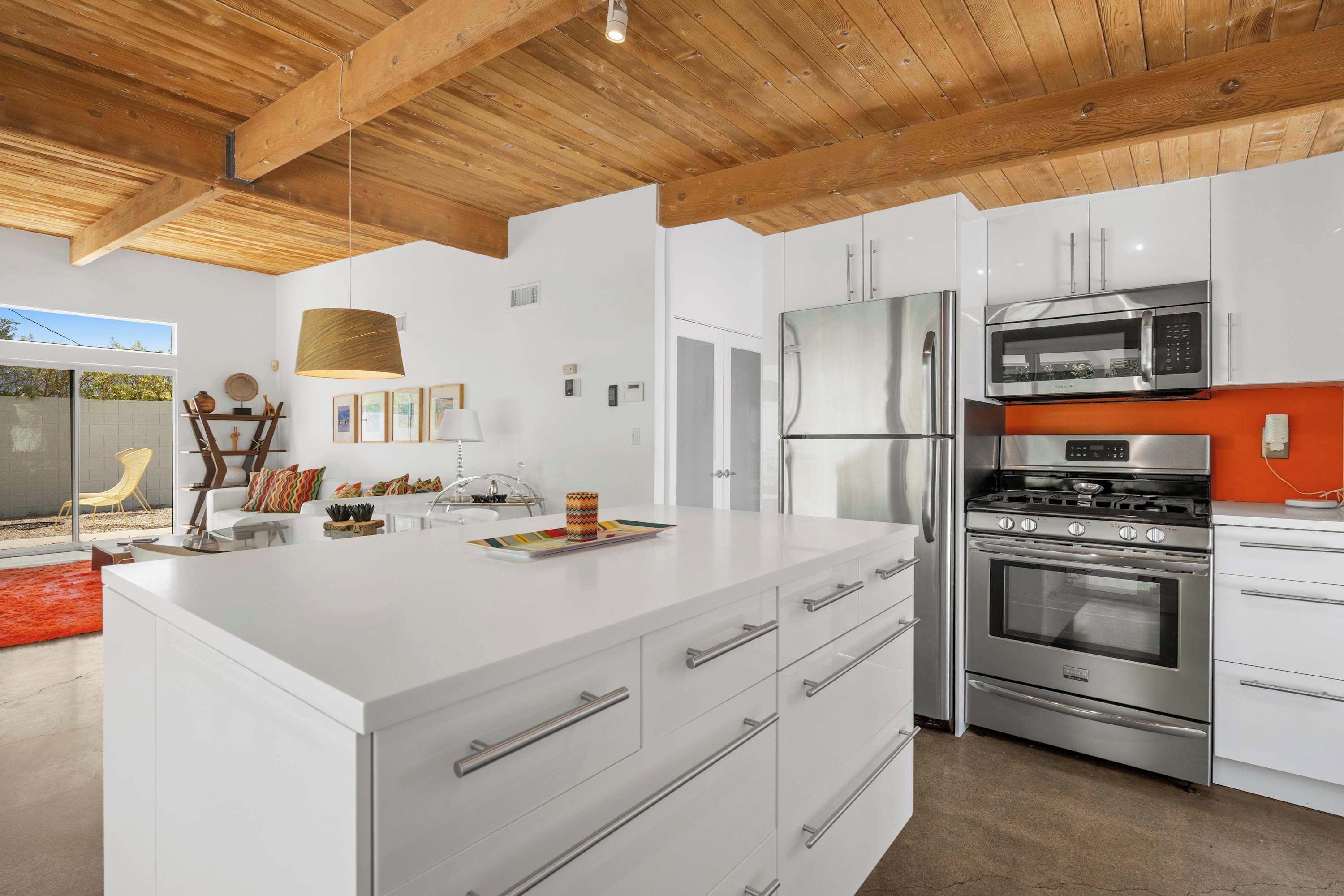 Frigorífico, microondas, horno y placa de cocina