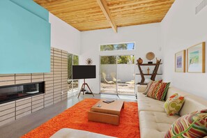 Tv, eldstad och kontor