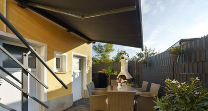 Apartment 'Sophie' mit privater Terrasse, WLAN und Klimaanlage