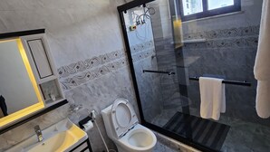 シャワー、レインフォールシャワー、スリッパ、タオル
