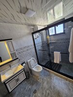 Ducha, zapatillas, toallas y jabón