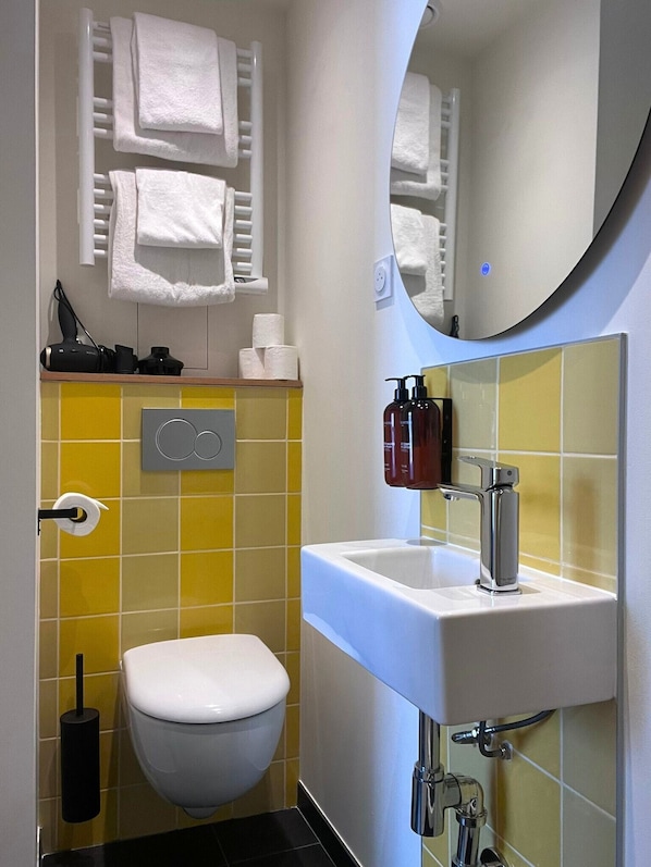 Studio 22 | Bathroom | Shower, hair dryer, towels, soap