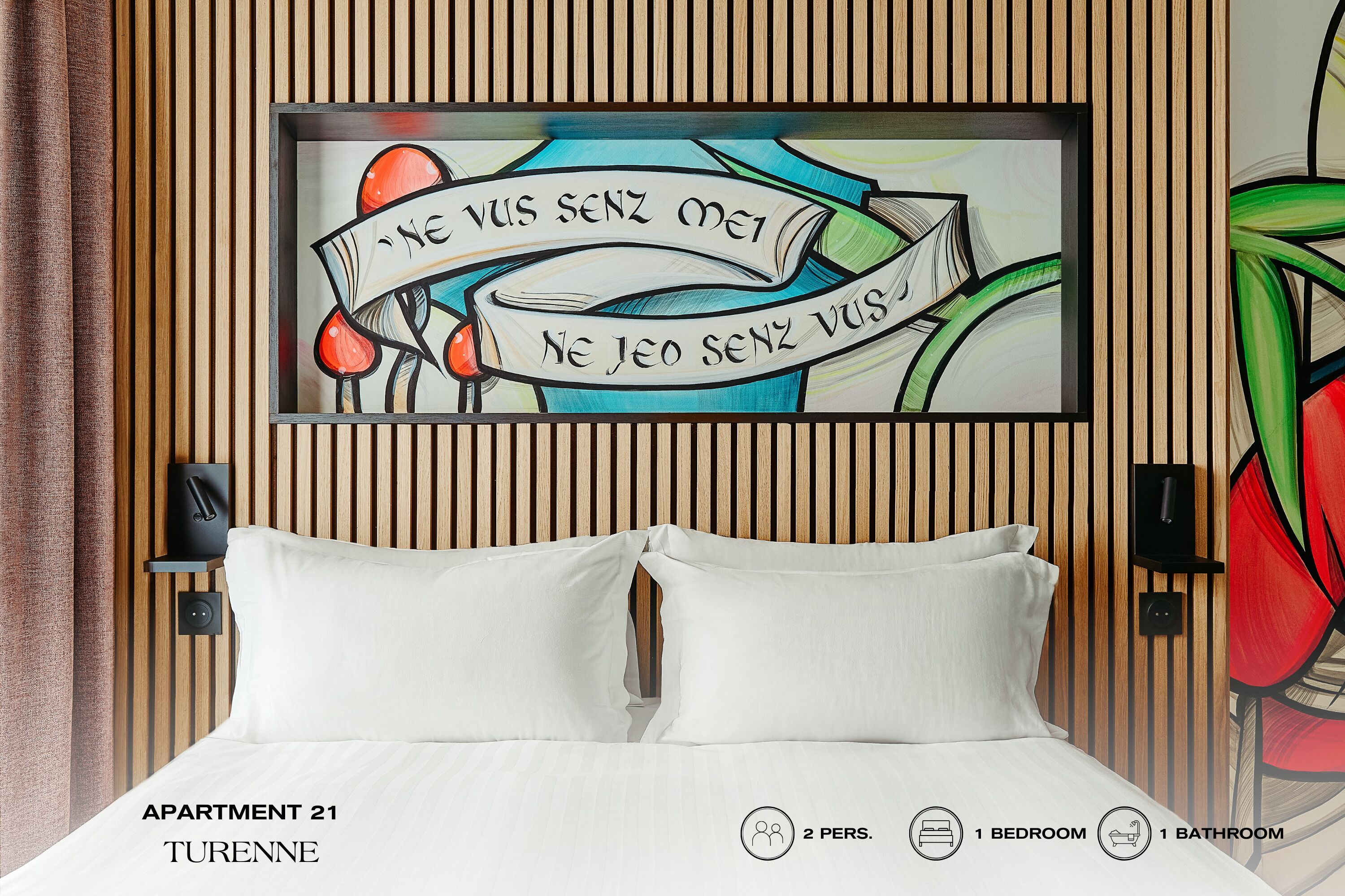 Une chambre à coucher comprenant un lit, deux lampes de chevet, une œuvre d’art accrochée au mur et un mur décoré de lattes de bois.