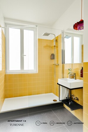 Studio 13 | Fürdőszoba | Zuhanyzó, hajszárító, törölközők és szappan