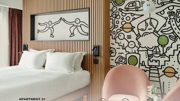 Een moderne slaapkamer met een bed, kussens, een wandtelevisie en een behang met een patroon. Er liggen twee kussens op het bed, een televisie hangt aan de wand, en het behang heeft abstracte designs. De kamer heeft een raam met gordijnen.