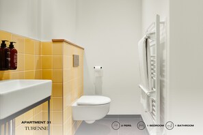 Studio 31 | Salle de bain | Douche, séchoir à cheveux, serviettes fournies, savon