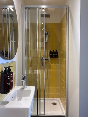 Studio 22 | Bathroom | Shower, hair dryer, towels, soap