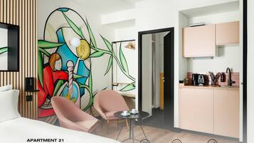 Un appartement moderne comprenant un espace de vie, un coin repas et une cuisine. Il peut accueillir deux personnes et comprend une chambre et une salle de bain.