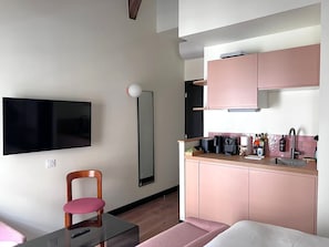 Studio 33 | Cocina privada | Máquina de café espresso, hervidor eléctrico y tostadora