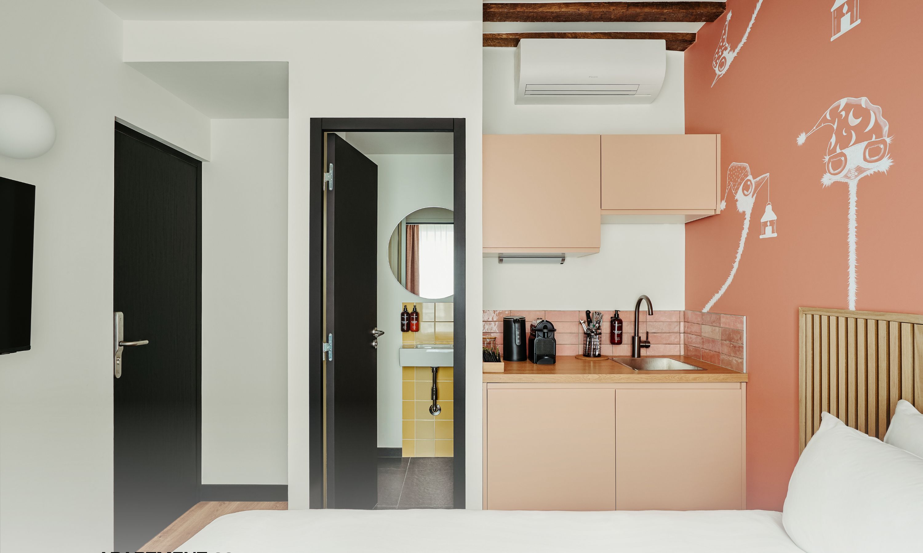 Un appartamento moderno con cucina, bagno e camera da letto. Dispone di un posto letto, una camera da letto e un bagno.