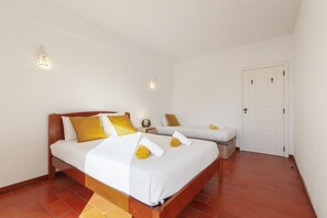 1 개의 침실, 유아용 침대, 침대 시트