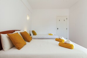 1 bedroom, cribs/infant beds, bed sheets