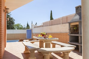 Outdoor dining - Villa Saona (Albufeira)