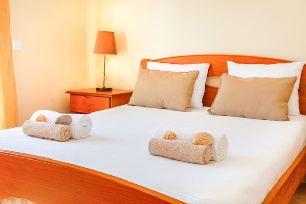 4 bedrooms, cots/infant beds, bed sheets