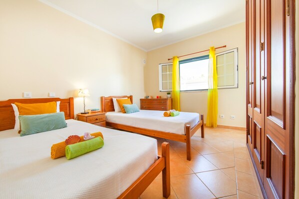 4 bedrooms, cribs/infant beds, bed sheets