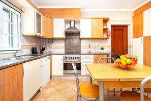 Microwave, dishwasher, coffee/tea maker, cookware/dishes/utensils - Villa Saona (Albufeira)