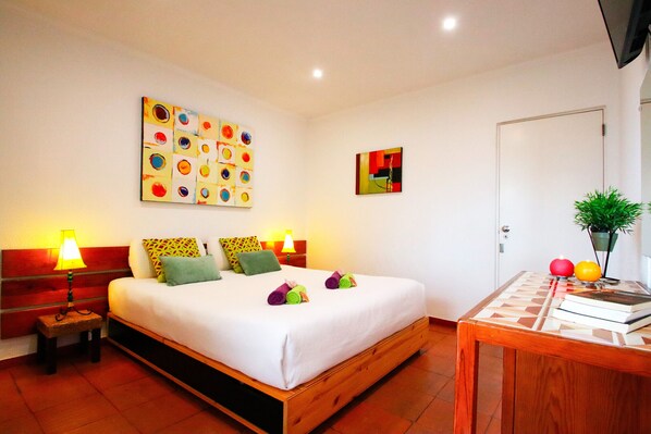 1 bedroom, cribs/infant beds, bed sheets