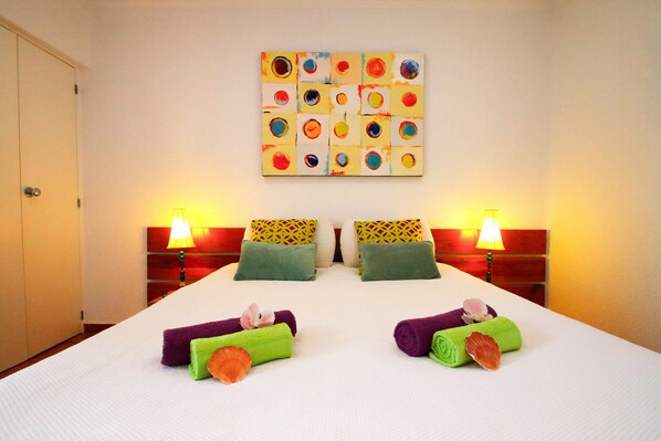 1 多间卧室、婴儿床、床单