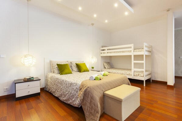 1 bedroom, cots/infant beds, bed sheets