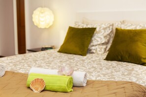 1 quarto, berços (sobretaxa), roupa de cama