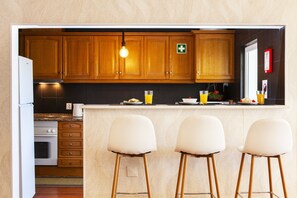 Microwave, dishwasher, coffee/tea maker, cookware/dishes/utensils