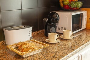 Microwave, dishwasher, coffee/tea maker, cookware/dishes/utensils - Apartment Curitiba (Albufeira)