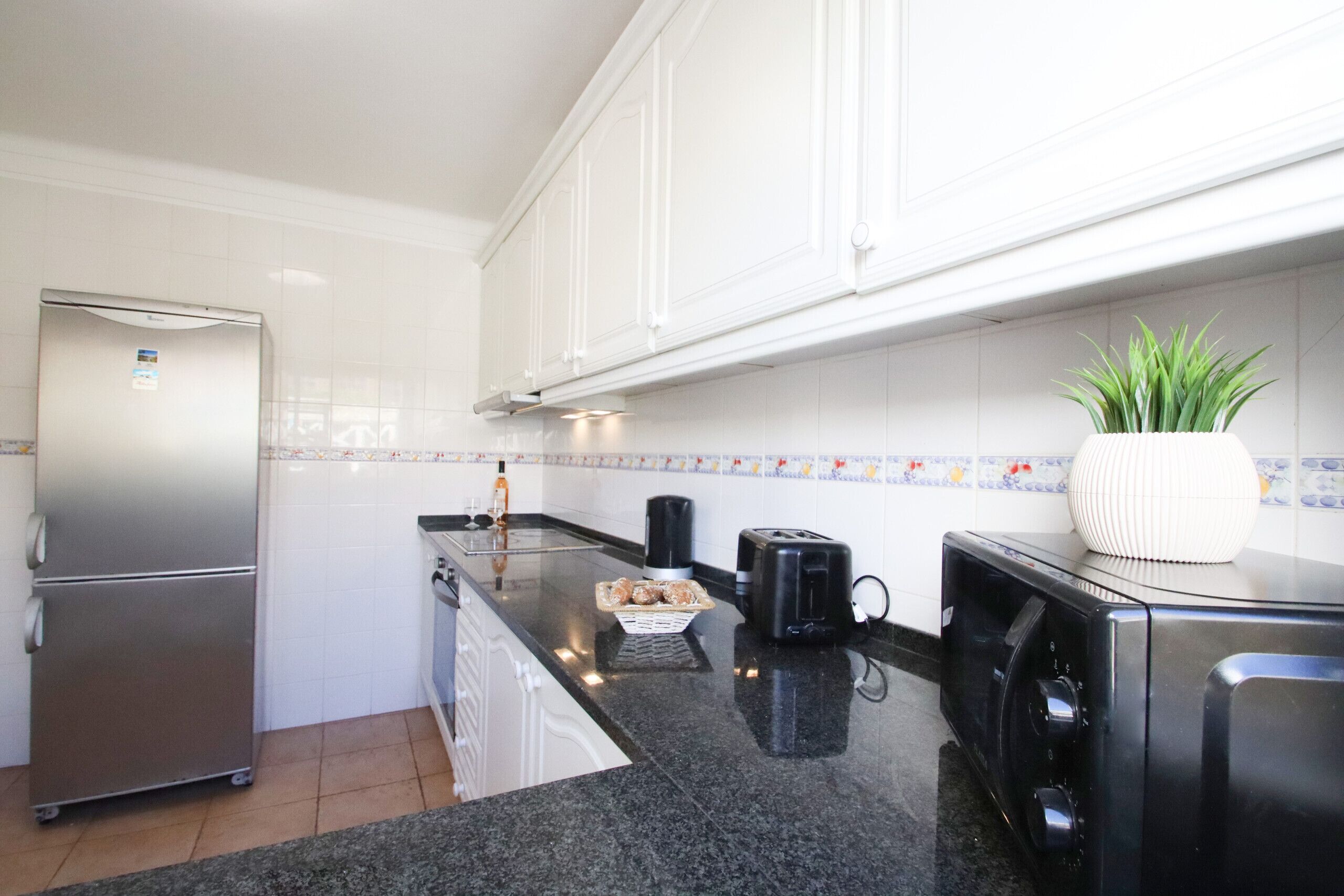 Micro-ondas, cafeteira/chaleira, talheres/pratos/utensílios de cozinha