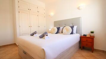 2 bedrooms, cribs/infant beds, rollaway beds, bed sheets