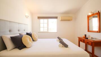 2 bedrooms, cribs/infant beds, rollaway beds, bed sheets