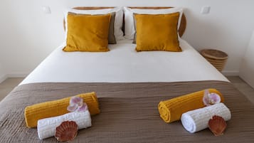 2 bedrooms, cribs/infant beds, bed sheets