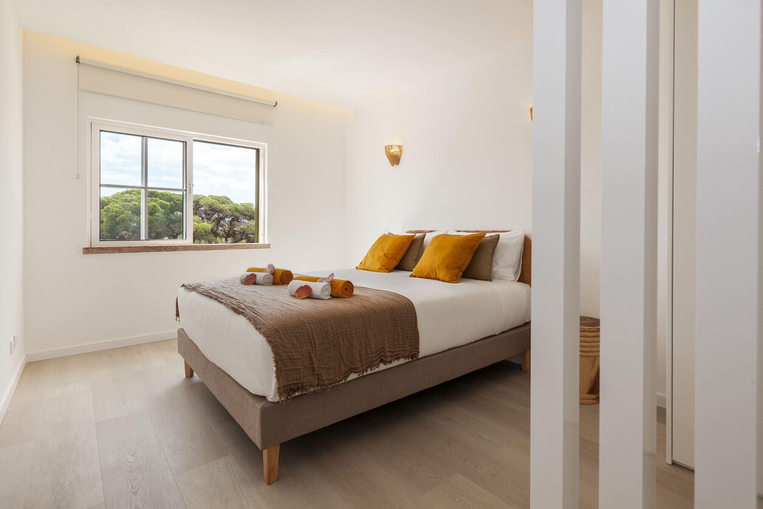 2 makuuhuonetta, vauvansängyt, vuodevaatteet