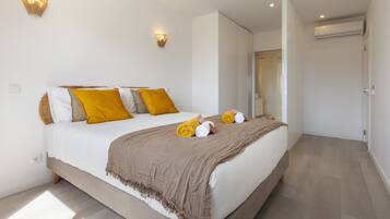 2 sovrum, barnsängar och sängkläder