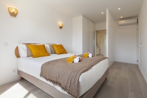 2 bedrooms, cribs/infant beds, bed sheets