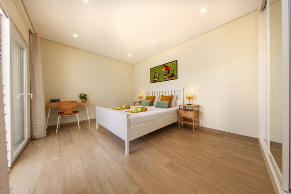 3 bedrooms, cribs/infant beds, bed sheets