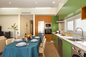 Microwave, dishwasher, coffee/tea maker, cookware/dishes/utensils - Villa Harmony (Silves)