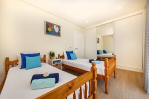 3 bedrooms, cribs/infant beds, bed sheets