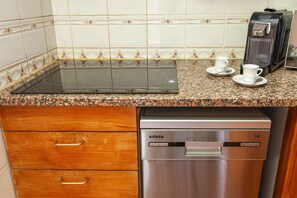 Microwave, dishwasher, coffee/tea maker, cookware/dishes/utensils - Apartment Carvoeiro Playa (Lagoa)